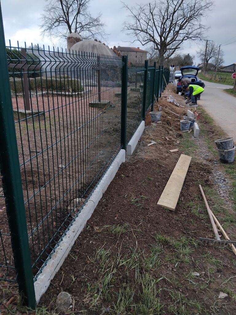 2025.GROTTE DE FELINES POSE GRILLAGE ET BORDURES